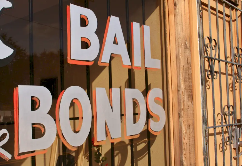 A storefront that says “bail bonds”